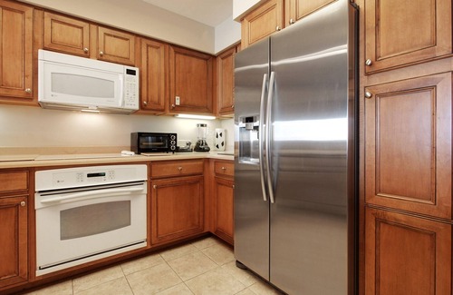 Shelter Cove Condo | 3 Bedroom/3 Bathroom Well Kept Bright Villa - Gated Complex - Harbour Views
