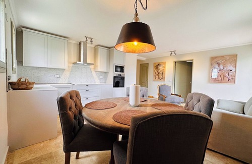 Vaugines Apartment | 3 Bedroom, 3 Bathroom Apartment with terrace area near Lourmarin - Apartment 5