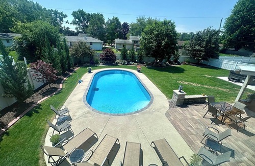 Ashwaubenon House | 3 bedroom 3 full bath, Pool, Hot Tub, huge patio