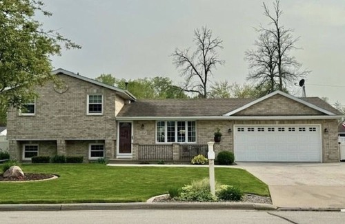 Ashwaubenon House | 3 bedroom 3 full bath, Pool, Hot Tub, huge patio