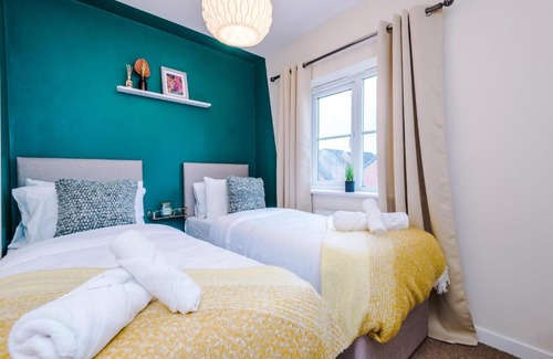 Burton on Trent House | 3 Bedroom! 3 Toilets! Contractors and Groups! Free Parking! Driveway! NEW BUILD HOUSE!