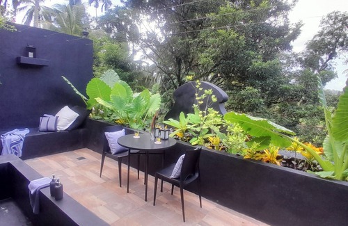 Padinnoruwa Villa | 3 Bedroom 4KS Beds Artists Garden Villa