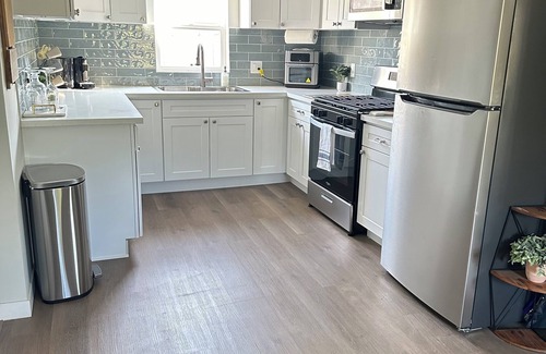 Los Angeles House | 3-bedroom/7 bed/1bath house near DTLA/Universal Studios/Disneyland/Hollywood.