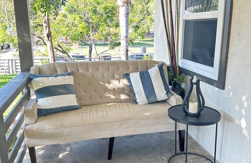 Los Angeles House | 3-bedroom/7 bed/1bath house near DTLA/Universal Studios/Disneyland/Hollywood.