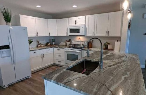 Sunshine Apartment | 3 Bedroom 704631 by Houzlet