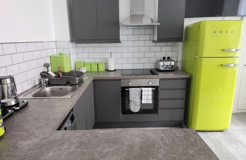 Dundee Apartment | 3-Bedroom Apartment by Eden Project - Free Parking