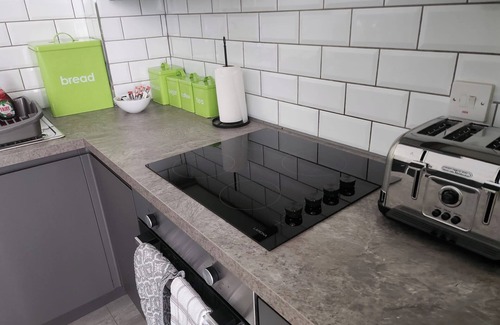 Dundee Apartment | 3-Bedroom Apartment by Eden Project - Free Parking