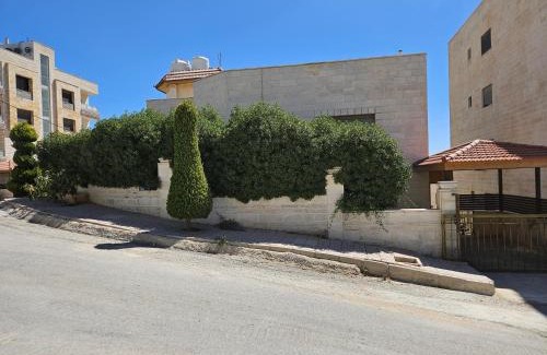 Al Jubeiha Apartment | 3 Bedroom Apartment in a quiet area