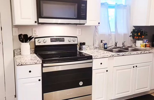 Midtown Apartment | 3-bedroom apartment in charming Savannah with AC