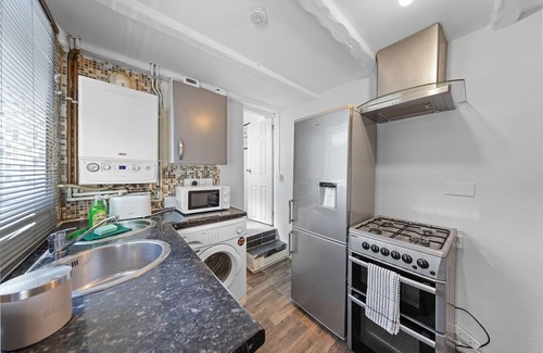 Chatham House | 3-Bedroom Building In charming Alexandra Rd