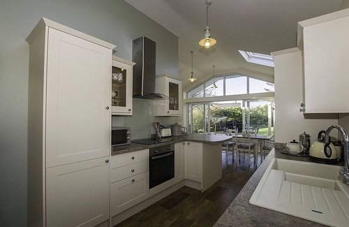 Rhosneigr House | 3 bedroom bungalow - large garden, 2 minutes walk to sandy beaches and village