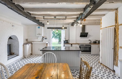Shifnal Apartment | 3 Bedroom Country Cottage with Private Fenced Garden