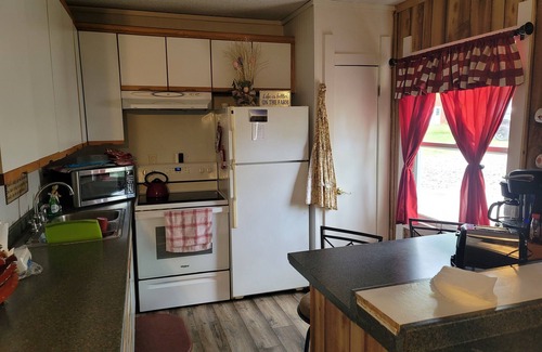 Johnston City Cottage | 3 Bedroom Country Getaway 7 miles from MarionnW/Boat Trailer Parking &nInternet!