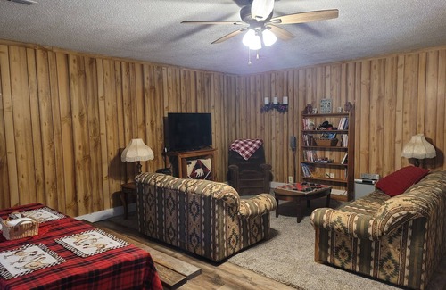 Johnston City Cottage | 3 Bedroom Country Getaway 7 miles from MarionnW/Boat Trailer Parking &nInternet!