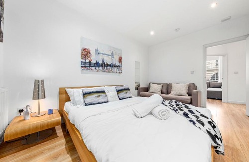 London City Centre Apartment | 3-Bedroom Flat in London Sleeps 14 HY1