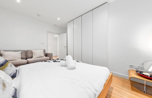 London City Centre Apartment | 3-Bedroom Flat in London Sleeps 14 HY1