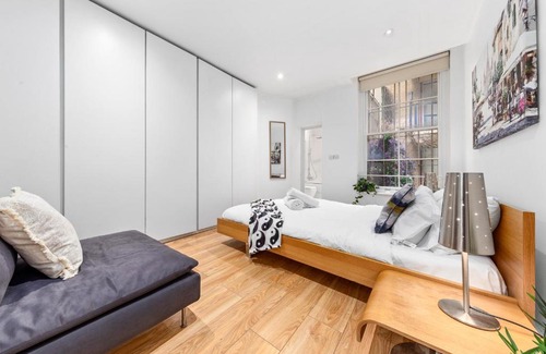 London City Centre Apartment | 3-Bedroom Flat in London Sleeps 14 HY1