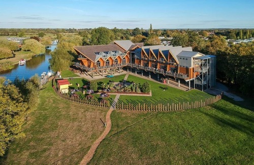 Tiddington Ski Chalet | 3 bedroom accommodation in Stratford-upon-Avon