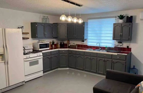 Centro Carretera House | 3-bedroom house in Playas de Rosarito with AC, WiFi 3 min walk to Papas&Beer