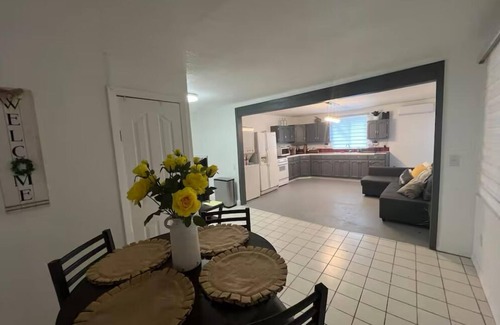 Centro Carretera House | 3-bedroom house in Playas de Rosarito with AC, WiFi 3 min walk to Papas&Beer