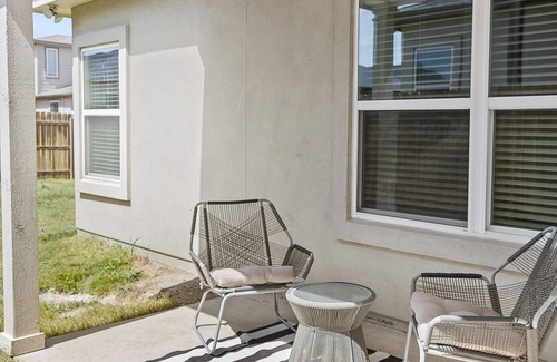 Jarrell House | 3-bedroom home in marvelous Jarrell where country meets style