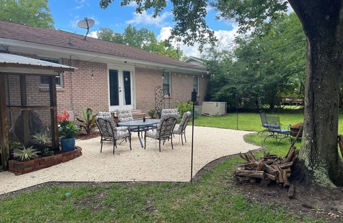 Charleston House | 3-bedroom home just 15 mins from charming downtown Charleston and beach!