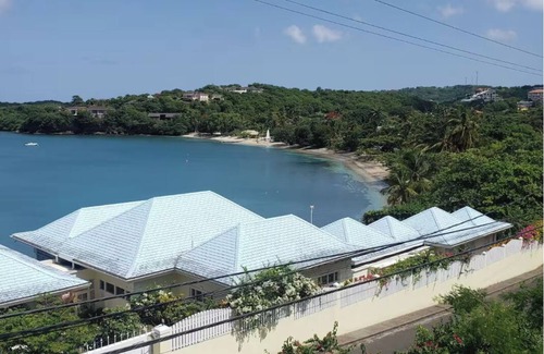 Lance aux Epines House | 3-bedroom house in beautiful Lance aux Epines - WiFi, AC- across from the beach!