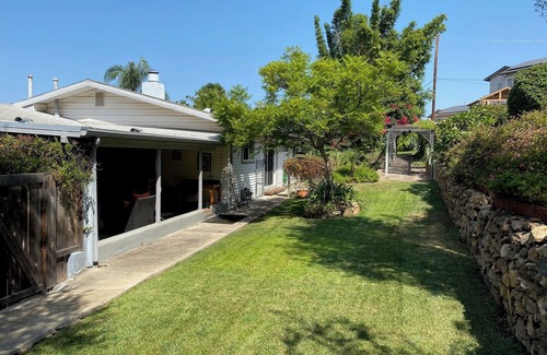 La Presa House | 3-bedroom house in Spring Valley with AC, pool, many outdoor spaces.