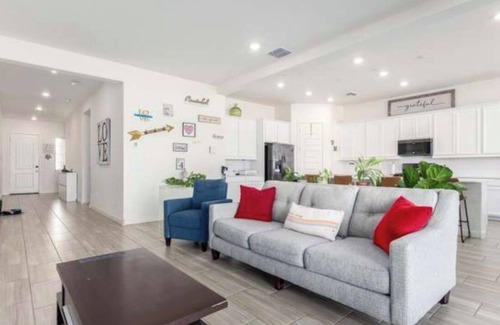 Surprise House | 3-bedroom house in awesome Surprise with WiFi, AC