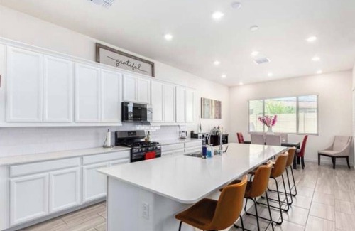 Surprise House | 3-bedroom house in awesome Surprise with WiFi, AC