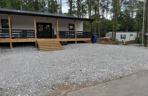 Burnside House | 3-bedroom house in Burnside - Walking Distance to the Lake.