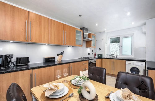 Tottenham Hale House | 3-bedroom house in London near tottenham stadium with WiFi and parking