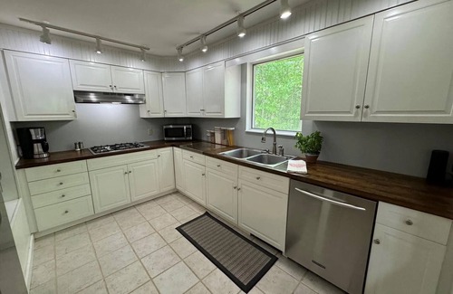 Belgrade House | 3-bedroom house in lovely Belgrade with AC, WiFi. Minutes from Long Pond!