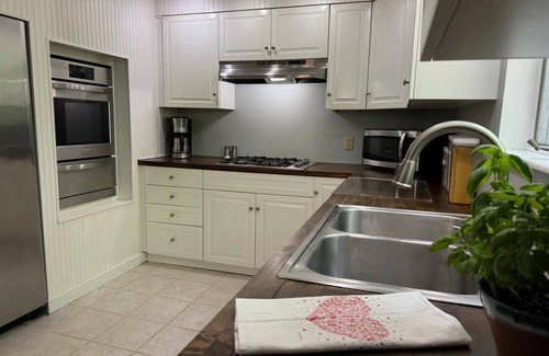 Belgrade House | 3-bedroom house in lovely Belgrade with AC, WiFi. Minutes from Long Pond!