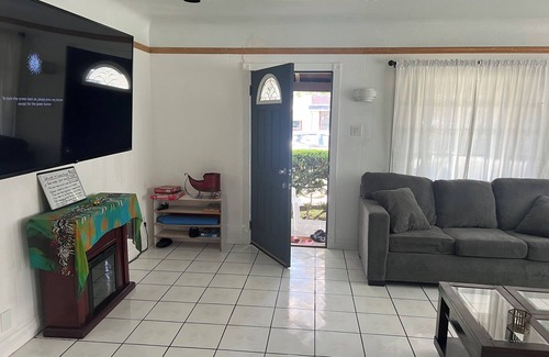 North Long Beach House | 3-bedroom house in North Long Beach with WiFi, full kitchen and big backyard