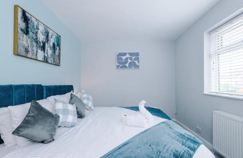 Broadheath House | 3 Bedroom House Near Manchester Airport with Free Parking, Ideal For Airport Workers & Families - Hosted by Eason Stays