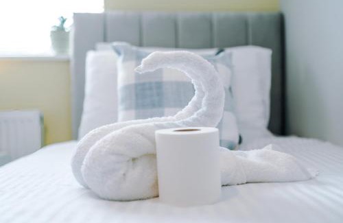 Broadheath House | 3 Bedroom House Near Manchester Airport with Free Parking, Ideal For Airport Workers & Families - Hosted by Eason Stays