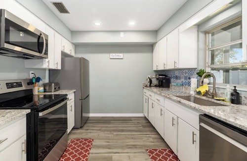 Gulf Gate Estates House | 3-bedroom house near Siesta Key Beach with WiFi, AC. Live the Florida dream!