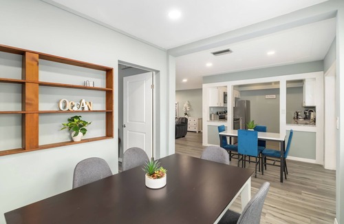 Gulf Gate Estates House | 3-bedroom house near Siesta Key Beach with WiFi, AC. Live the Florida dream!