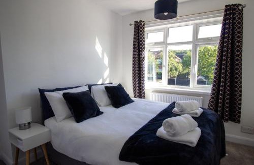 Grantham House | 3-Bedroom House with Free WiFi & Parking, Sleeps 5