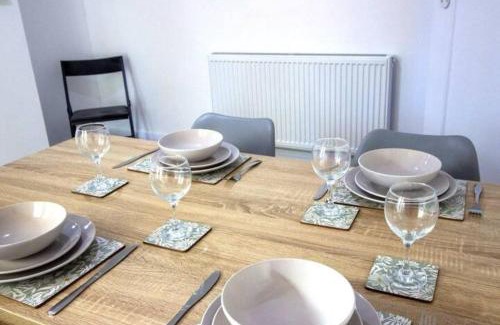 Grantham House | 3-Bedroom House with Free WiFi & Parking, Sleeps 5