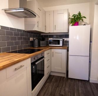Grantham House | 3-Bedroom House with Free WiFi & Parking, Sleeps 5