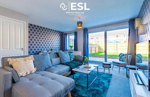 Blacon Apartment | 3 Bedroom House with Garden and Driveway Parking - Less than 10 Mins from Chester City Centre