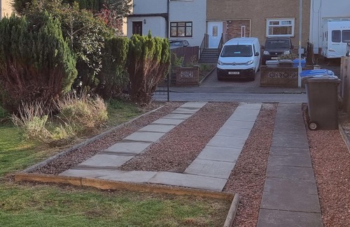 Hamilton House | 3 Bedroom house with 5 Single Beds and Private Driveway