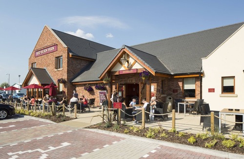 Hamilton House | 3 Bedroom house with 5 Single Beds and Private Driveway