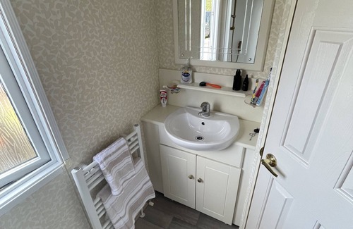 Drummore Cabin | 3 Bedroom Lodge, Close to Beach, Stunning Views, includes hot tub