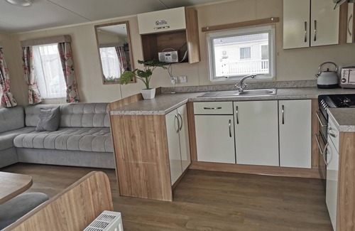 Layer Marney Cabin | 3 Bedroom Mersea Beach Retreat-Getaway by the Sea
