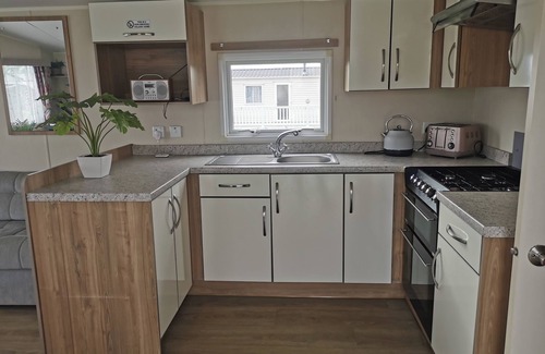 Layer Marney Cabin | 3 Bedroom Mersea Beach Retreat-Getaway by the Sea