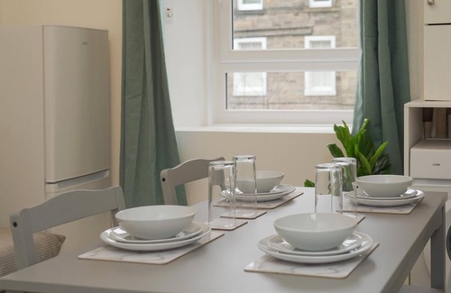 West End Apartment | 3-Bedroom Modern apartment in Edinburgh city centre with WiFi & TV
