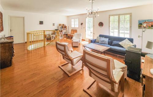 Fouzilhon House | 3 Bedroom Nice Home In Fouzilhon